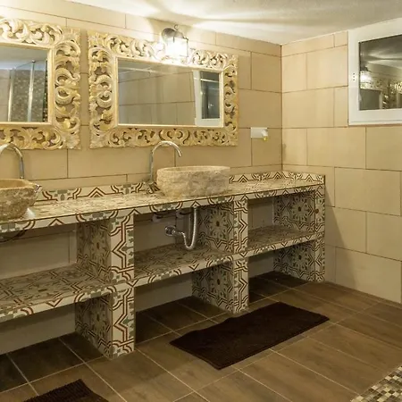 Classic For 12- Pool, Bbq, Big Exterior Area Villa